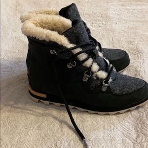 Size 7 Sorel winter boots, only worn once!